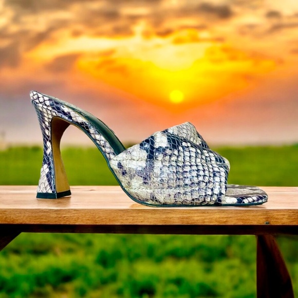 Vince Camuto Python Print Quilt Leather Reselm Mules Shoes Sandals 37/6.5 M - Picture 9 of 10